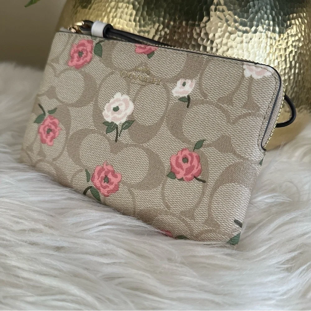 Corner Zip Wristlet In Signature Canvas With Floral Print